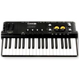 PODKB37	Teclado controlador USB (18 amp. de guitarra, 5 de Bajo, 29 efectos, entrada de plug de 1/4 x 2, XLR x 2, medidores de -